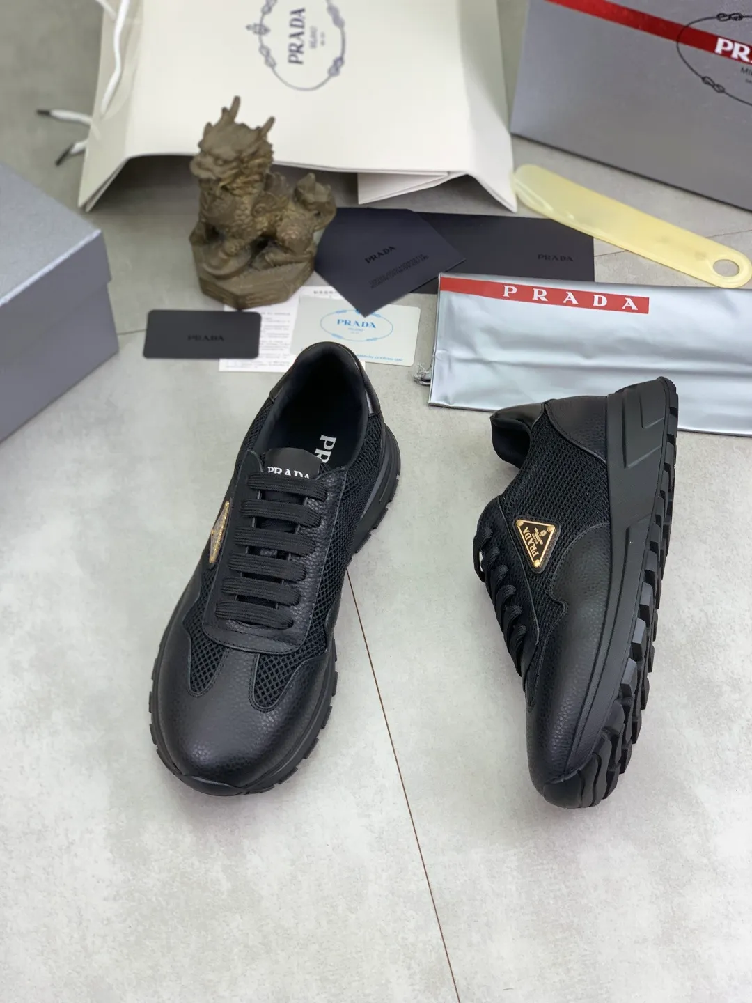 Men's shoes 💰P560💰[New style] popular models are on the official website, 🆘 Trendy brand (Prada) mainly promotes popular models, avant-garde and versatile fashion men's shoes private version mold opening, cowhide surface splicing 1:1.. Fashionable and simple, original imported cowhide lining cowhide feet; the atmosphere and personality are more fashionable, eye-catching and pursuing class. It will subvert the old idea and be a must-have for fashionistas with you! Must keep it for yourself! Tall and comfortable, large and low, high-end quality workmanship. Number of yards: 38-45 4️⃣optional.